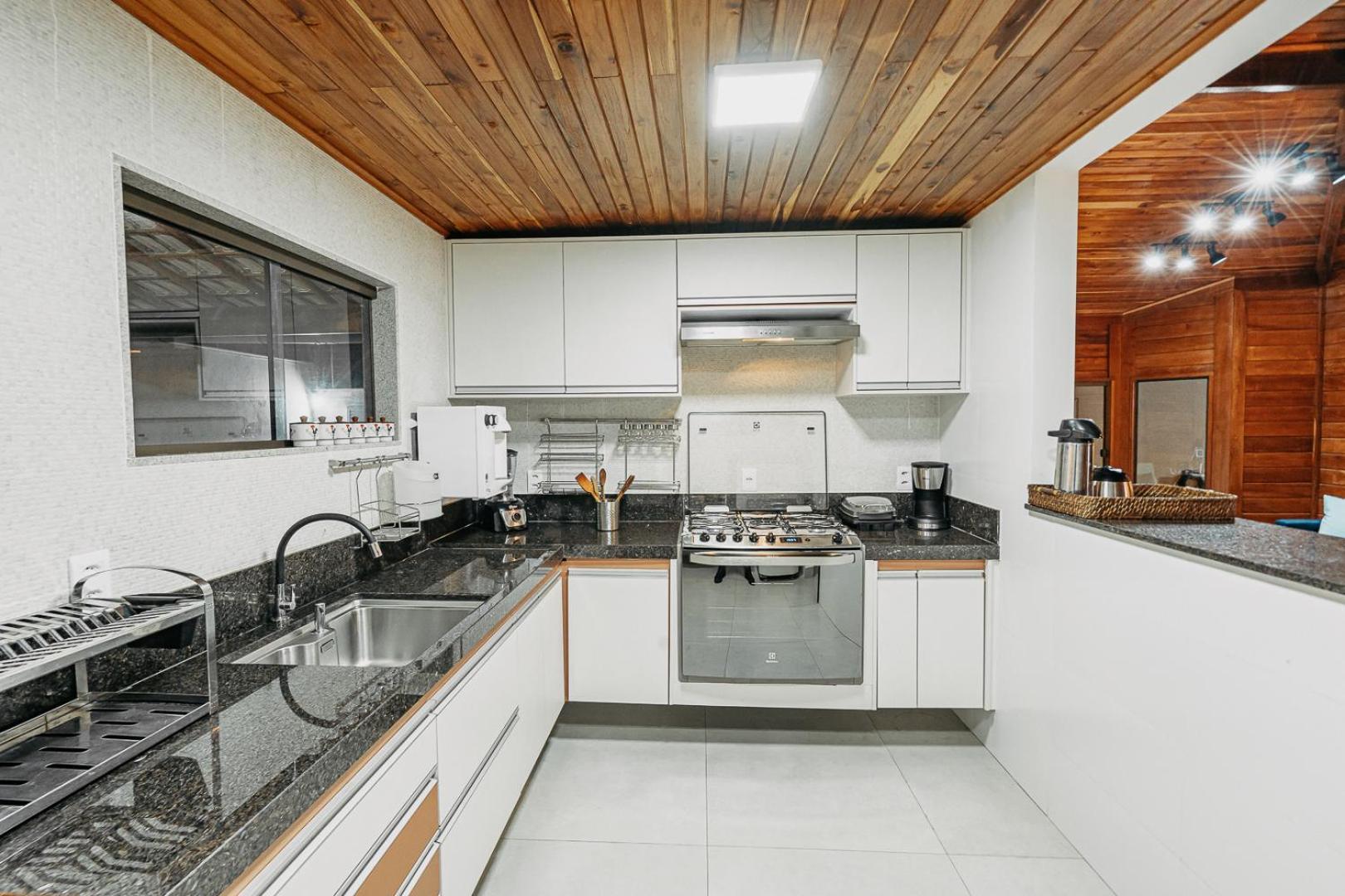 Casadecastelhanos, Quadra Do Mar De Castelhanos, 4 Suites Com Ar, Churrasqueira, Piscina, Hidromassagem, Cozinha Integrada Gourmet Ideal Para Familia E Amigos 안치에타 외부 사진